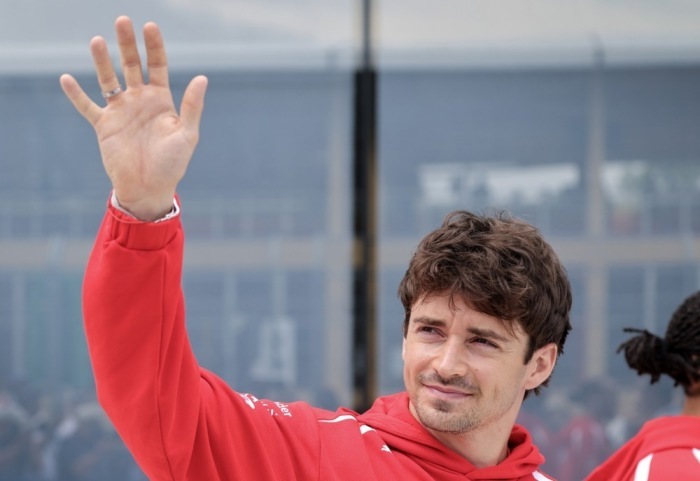 Der monegassische Formel-1-Pilot Charles Leclerc von der Scuderia Ferrari winkt den Zuschauern zu. Foto: EPA-EFE/Ali Haider