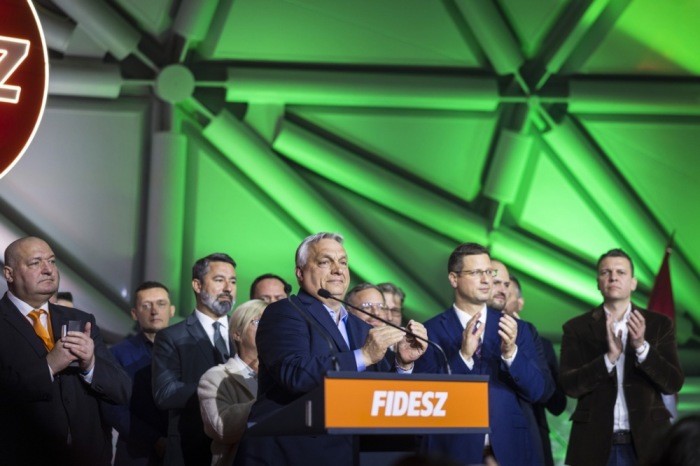 Viktor Orban spricht und applaudiert bei einer Wahlveranstaltung seiner Partei am Abend der Parlamentswahl in Budapest. Foto: epa/Hungarian Pm's General Department Of Communication