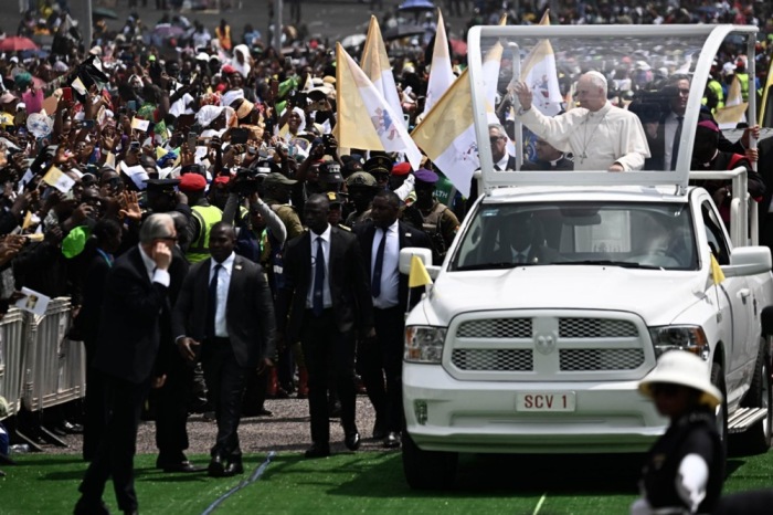 Papst Leo XIV trifft ein, um eine Messe im Japoma-Stadion in Douala während seiner Reise nach Kamerun zu leiten. Foto: epa/Luca Zennaro
