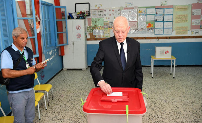 Präsident Kais Saied bei der Stimmabgabe in einem Wahllokal in Tunis. Foto: epa/Pressedienst Der Tunesischen PrÄsidentschaft