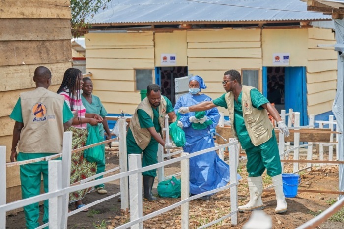 Genesene Ebola-Patienten erhalten nach erfolgreicher Behandlung im Allgemeinen Krankenhaus von Rwampara Entlassungsurkunden von medizinischem Personal. Foto: Dieudonne Dirole/epa/dpa.