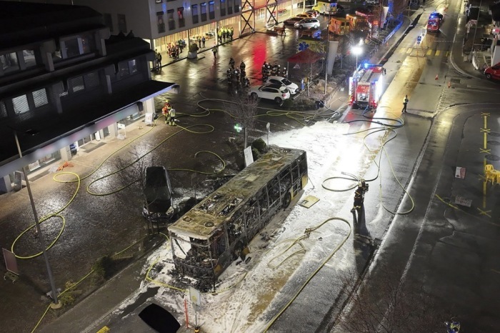 Ermittler untersuchen den ausgebrannten Postbus nach einem Brand in Kerzers. Bei dem Unglück in der Schweiz kamen mehrere Menschen ums Leben. Foto: epa/Kantonspolizei Freiburg