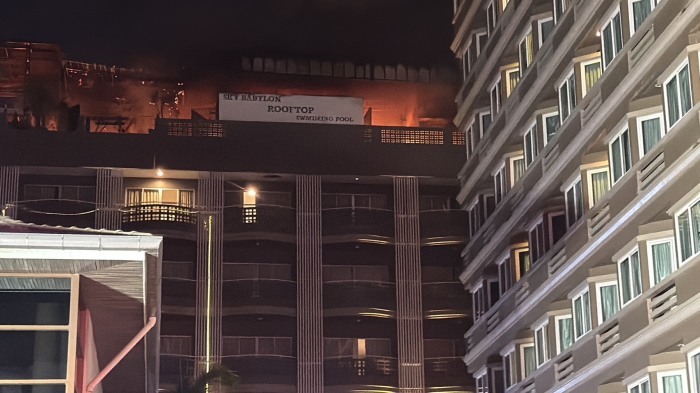 Der Dachbereich des JA Plus Hotel wurde durch das Feuer vollständig zerstört. Bild: TMN.TV