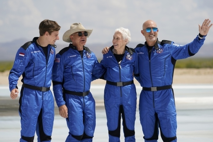 Oliver Daemen, Jeff Bezos, Wally Funk und Mark Bezos posieren nach der Landung ihres Blue-Origin-Flugs in Texas. Foto: AP/dpa/tony Gutierrez