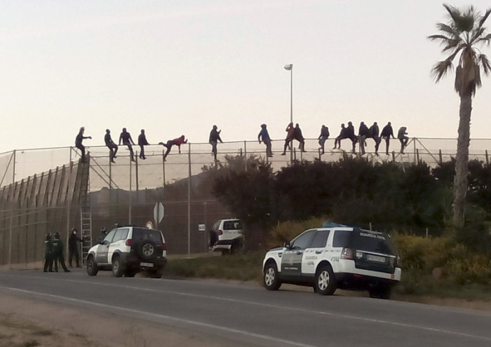 Zuwanderer bei der Einreise nach Melilla. Archivfoto: epa/NOELIA RAMOS