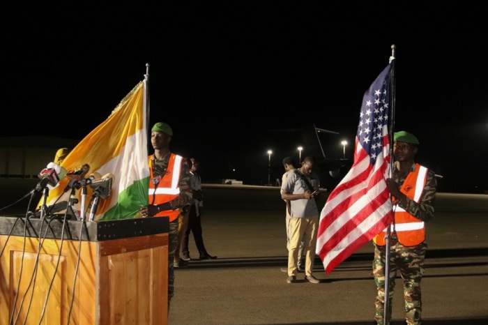 US- und Niger-Flaggen sind während einer Pressekonferenz zum Abzug des US-Militärs in Niamey zu sehen. Archivfoto: epa/Issifou Djibo