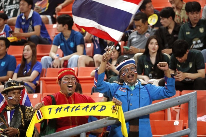 Thailändische Fans jubeln während des AFC-Qualifikationsspiels für die FIFA Fußball-Weltmeisterschaft 26 zwischen Thailand und Singapur in Bangkok am 11. Juni 2024. Foto: epa-efe/Rungroj Yongrit