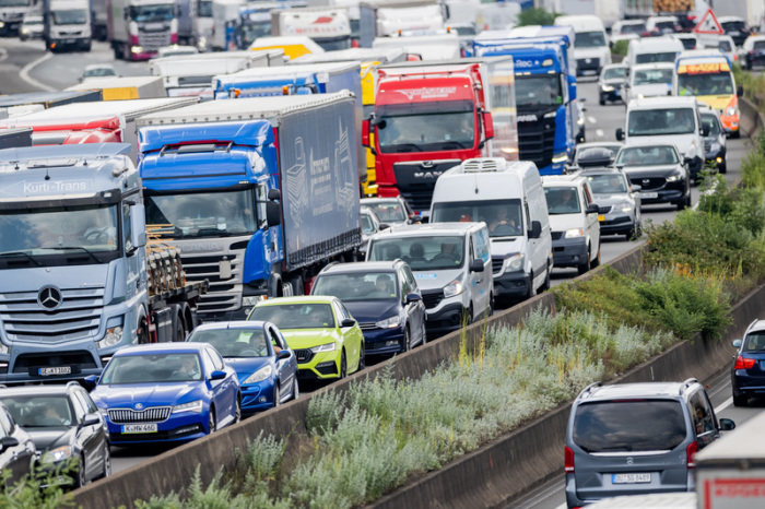 Autos und Lkw stauen sich auf der A3 im Autobahndreieck Köln-Heumar. Foto: Rolf Vennenbernd/dpa