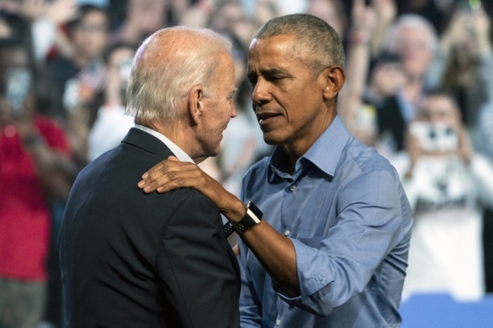 Präsident Joe Biden (L) und der ehemalige US-Präsident Barack Obama (R) . Foto: epa/Will Oliver