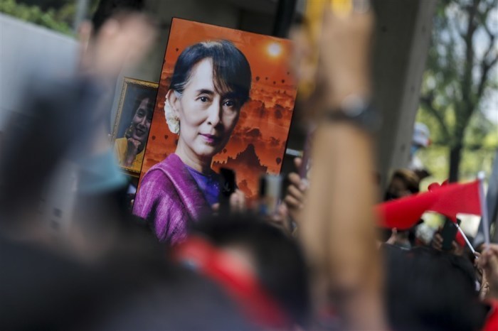 Die Protestierenden halten Bilder der myanmarischen Demokratie-Ikone Aung San Suu Kyi. Foto: epa/Diego Azubel