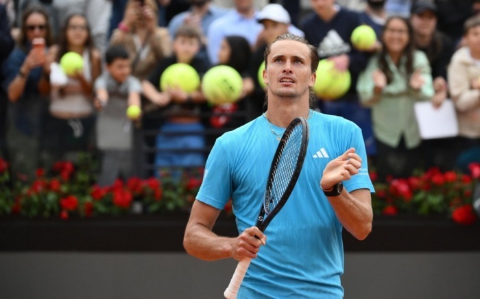 Alexander Zverev jubelt nach seinem Sieg gegen Daniel Altmaier beim Masters-Turnier in Rom über den Einzug in die nächste Runde. Foto: epa/Ettore Ferrari