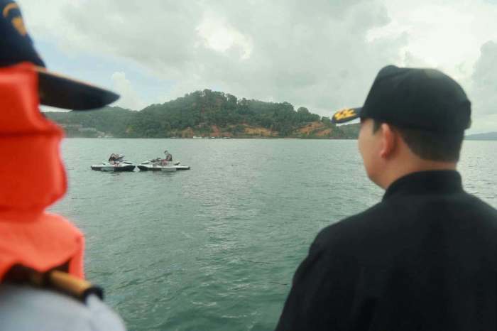 Beamte kontrollieren Jetski-Betreiber vor der Küste Phukets im Rahmen einer inselweiten Überprüfungsaktion gegen illegale Geschäftspraktiken. Bild: Phuket Info Center