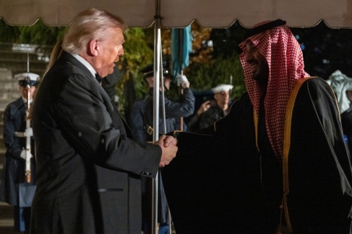 US-Präsident Donald Trump begrüßt den Kronprinzen und Ministerpräsidenten des Königreichs Saudi-Arabien, Mohammed bin Salman. Foto: epa/Anna Rose Layden