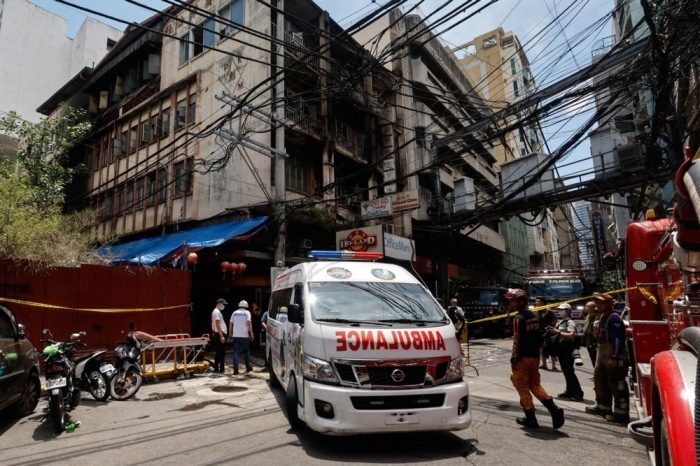 Ein Krankenwagen transportiert die Opfer eines Brandes im Chinatown-Viertel von Manila. Foto: epa/Rolex Dela Pena