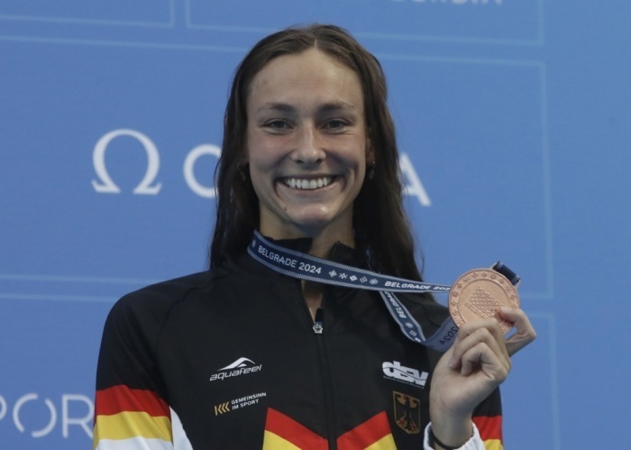 Bronzemedaillengewinnerin Nicole Maier aus Deutschland (R) in Belgrad. Foto: epa/Antonio Bat