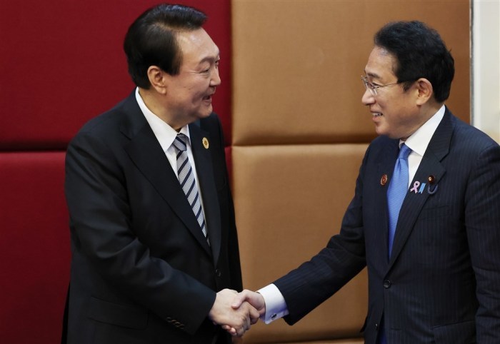 Der südkoreanische Präsident Yoon Suk-yeol (L) und der japanische Premierminister Fumio Kishida posieren für ein Foto. Foto: epa/Yonhap