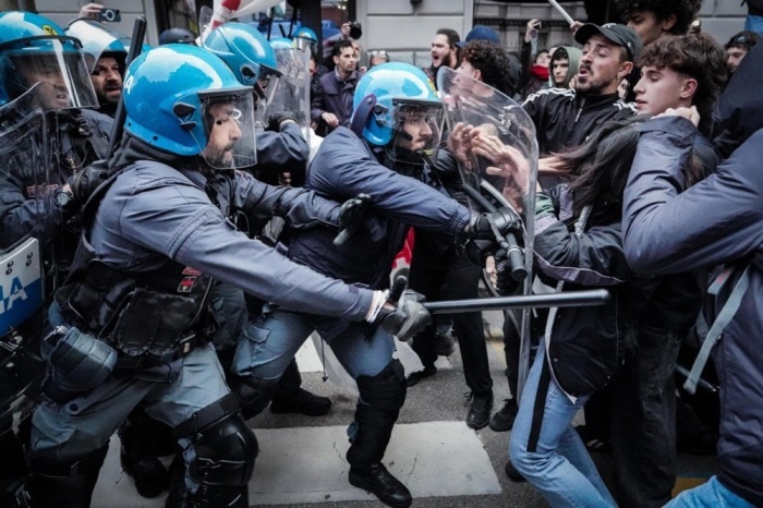 In Turin kommt es zu Zusammenstößen zwischen der Polizei und Menschen, die gegen den Energie- und Umweltgipfel der G7 protestieren. Foto: epa/Tino Romano