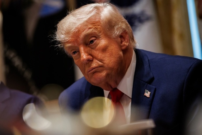US-Präsident Donald Trump verfolgt im Weißen Haus eine Kabinettssitzung während der Gespräche mit Iran. Foto: EPA/Samuel Corum / Pool
