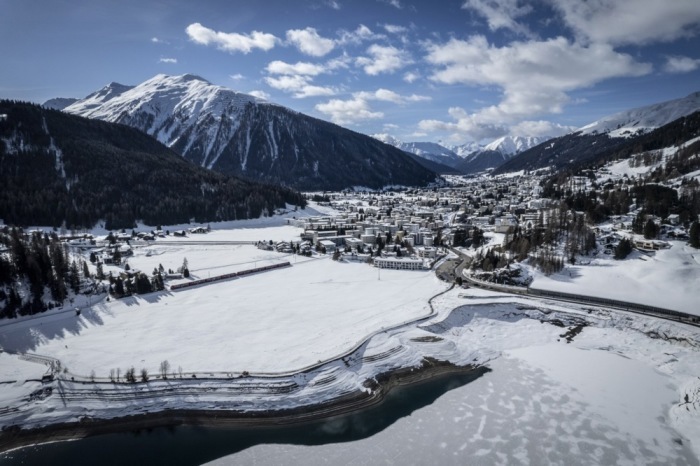 Die Stadt Davos ist verschneit. Foto: epa/Gian Ehrenzeller