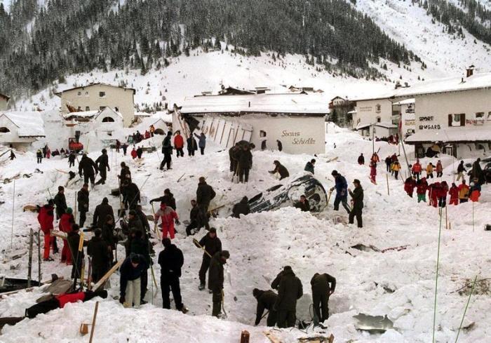 Rettungsarbeiten, aufgenommen am 24. Februar 1999 in Galtür im Paznauntal. Foto: Hbf/Minich/apa/dpa