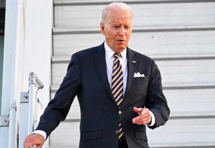 Der amerikanische Präsident Joe Biden kommt auf dem Flughafen Helsinki-Vantaa in Helsinki an. Foto: epa/Kimmo Brandt