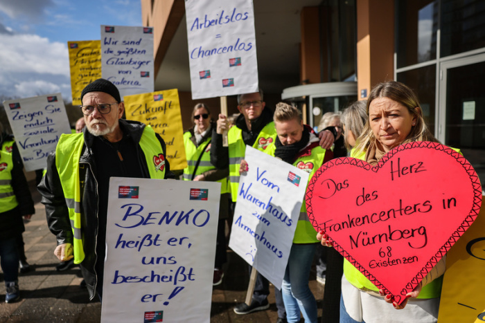 Beschäftigte des Warenhauskonzerns Galeria Karstadt Kaufhof demonstrieren im Plakaten vor der Gläubigerversammlung. Foto: Oliver Berg/dpa