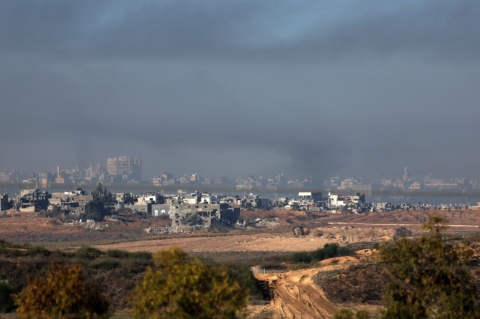 Aufsteigender Rauch nach einer Explosion im nördlichen Teil des Gazastreifens, gesehen von Sderot, Südisrael. Foto: epa/Atef Safadi