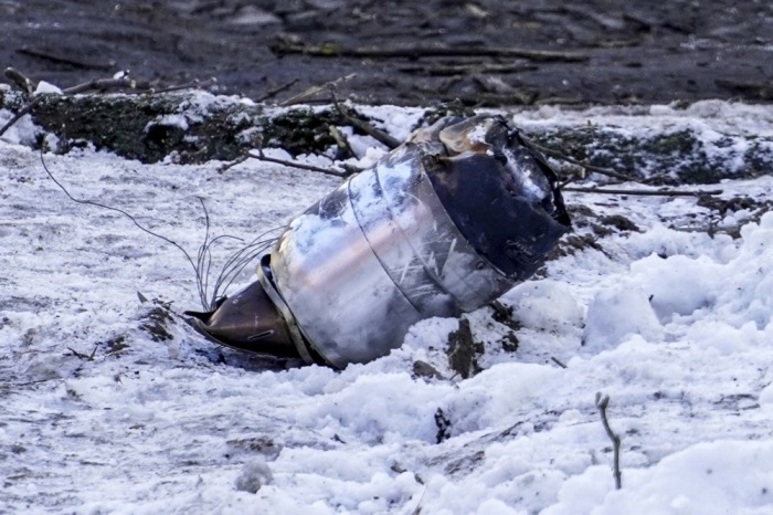 Teile einer mutmaßlich ukrainischen Drohne liegen nach einem Angriff im Hof eines Wohngebäudes in Rostow am Don. Foto: EPA/Stringer
