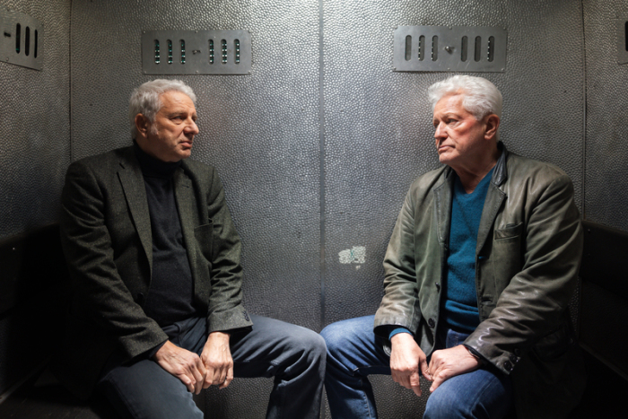 Die Münchner Kommissare Franz Leitmayr und Ivo Batic ermitteln im «Tatort: Zugzwang» nach dem Tod einer Schachgroßmeisterin bei einem Turnier in den Alpen. Foto: dpa/Linda Gschwentner/br/bavaria Fiction Gmbh