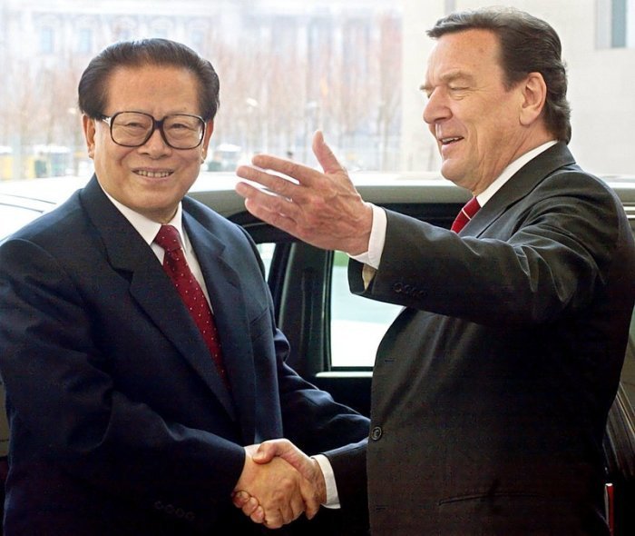Der damaslige Bundeskanzler Gerhard Schröder (SPD) begrüßt den damaligen Staatspräsidenten Chinas Jiang Zemin (l) vor dem Berliner Kanzleramt. Foto: Wolfgang Kumm/dpa