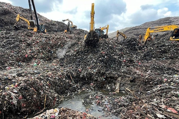 Bagger, die nach einer Mülllawine auf einer Deponie in Bantargebang zur Suche nach Opfern eingesetzt werden. Foto: epa/Basarnas