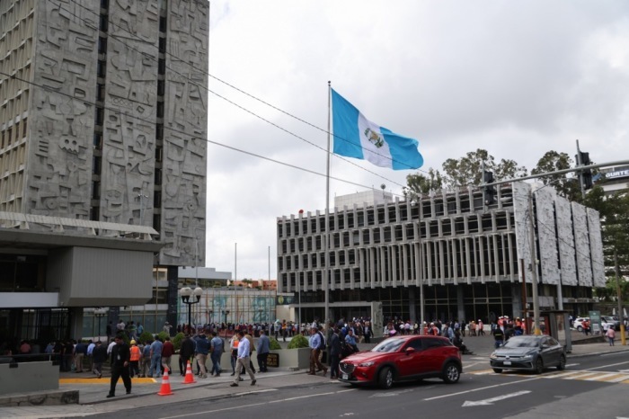 Menschen verlassen nach einem starken Erdbeben Regierungsgebäude in Guatemala-Stadt. Größere Schäden oder Opfer wurden zunächst nicht gemeldet. Foto: Mariano Macz/epa