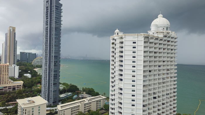Dunkle Gewitterwolken ziehen über die Küste von Pattaya auf. Das Wetteramt warnt landesweit vor Starkregen und hohem Wellengang. Bild: Jahner