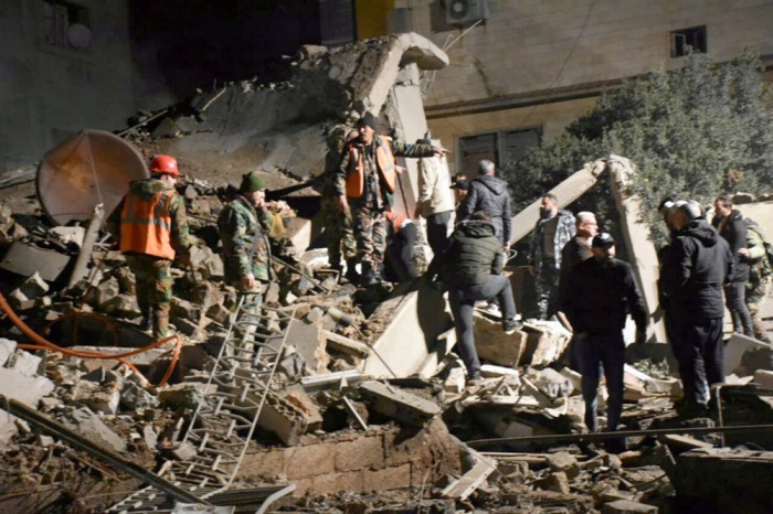 Rettungskräfte bei der Begutachtung von Schäden nach angeblichen israelischen Luftangriffen. Foto: EPA-EFE/Sana Handout