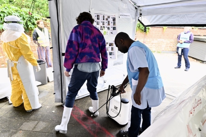 Teilnehmer üben in Brüssel den sicheren Umgang mit Ebola-Patienten, Schutzkleidung und Notfallmaßnahmen. Foto: dpa/Eric Lalmand/belga