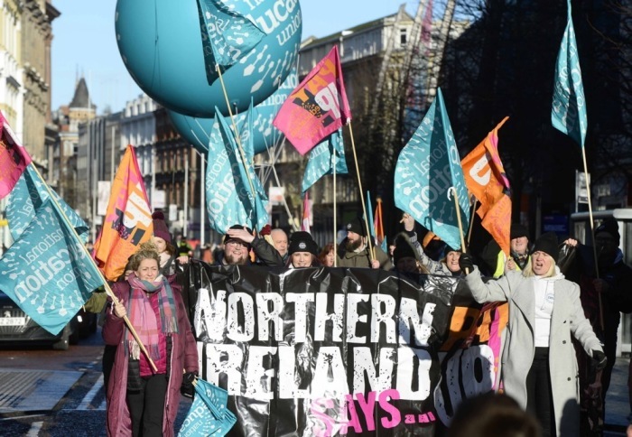 Die streikenden Arbeitnehmer marschieren während eines Streiks im öffentlichen Dienst in Nordirland zum Rathaus von Belfast. Foto: epa/Mark Marlow