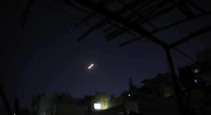 Die syrische Luftabwehr fängt in der Nähe von Damaskus Geschosse ab, die angeblich von Israel abgeschossen wurden. Foto: epa/Youssef Badawi