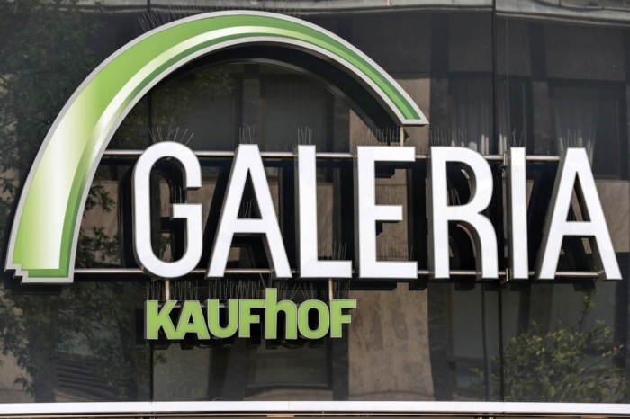 Aussenansicht auf das Logo einer Galeria Kaufhof-Filiale in Frankfurt am Main. Foto: epa/Armando Babani