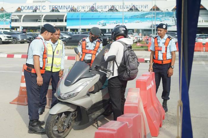Strenge Einlasskontrollen am Parkplatz des internationalen Flughafen. Phuket. Foto: Newshawk Phuket