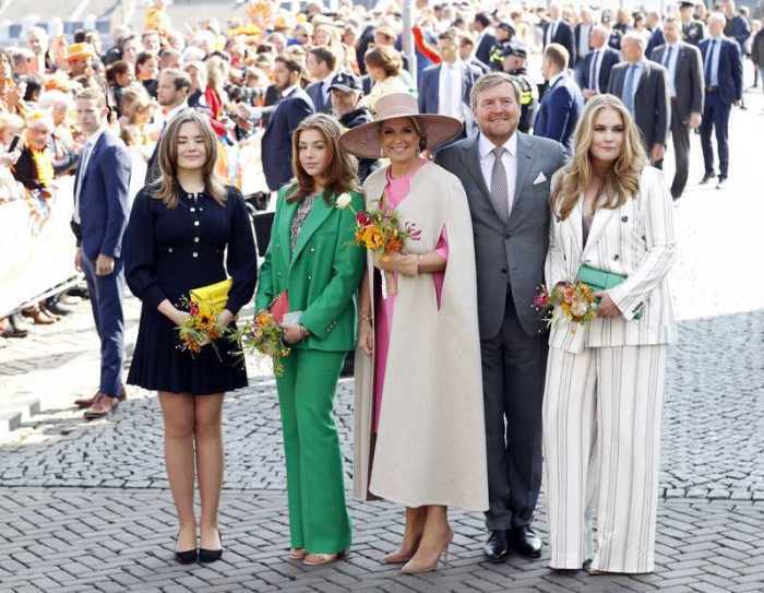 König Willem-Alexander (2.v.r-l) der Niederlande, steht für ein Foto zusammen mit seiner Frau Königin Maxima und den Kindern Prinzessinnen Ariane (l-r), Alexia und Amalia am Königstag in Maastricht. Foto: Sem Van Der Wal/Anp/dpa