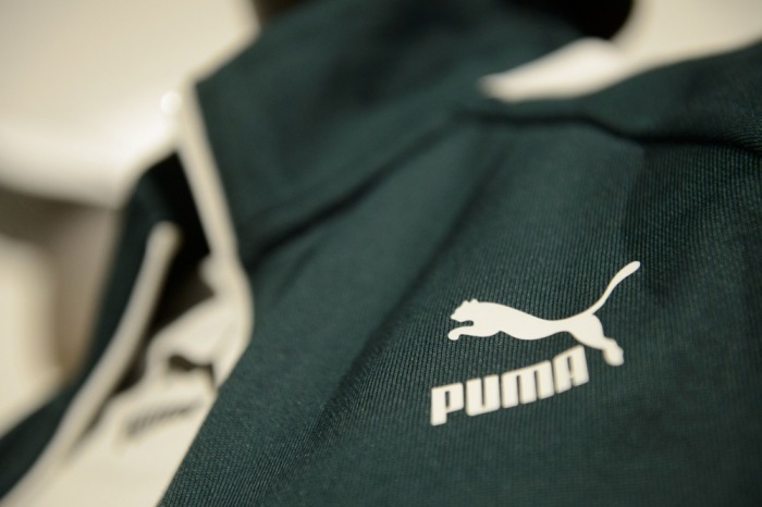 Eine Puma-Jacke mit dem Firmenlogo. Foto: epa/Timm Schamberger