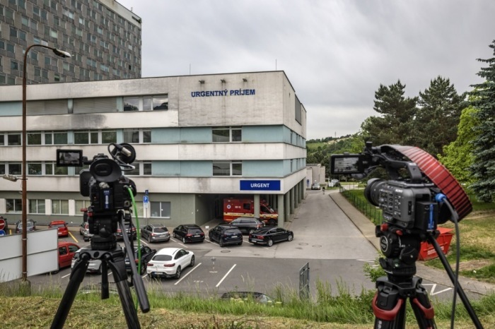 Die Fernsehkameras stehen vor dem F. D. Roosevelt University Hospital, in dem der slowakische Premierminister Robert Fico arbeitet. Foto: epa/Oartin Divisek