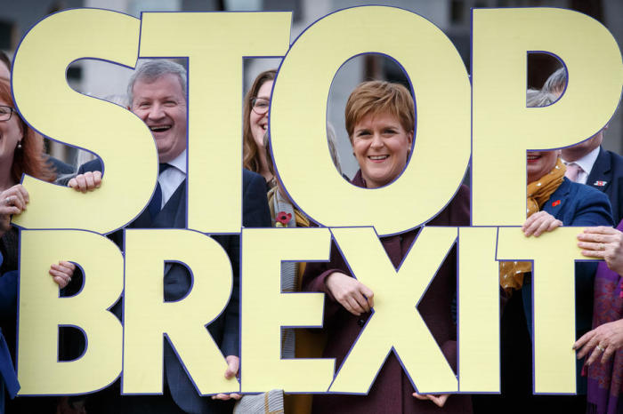 Die schottische Ministerpräsidentin und SNP-Vorsitzende Nicola Sturgeon (C) eröffnet den SNP-Wahlkampf mit Westminster-Kandidaten in Edinburgh. Foto: epa/Robert Perry