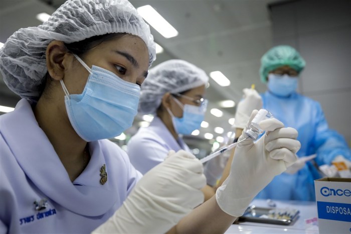 In Vorbereitung auf Songkran sollen sich alle Krankenhäuser und Gesundheitseinrichtungen Thailands auf einen möglichen Anstieg der Covid-19-Erkrankten vorbereiten, so eine Anweisung des Gesundheitsministeriums. Foto: epa/Diego Azubel