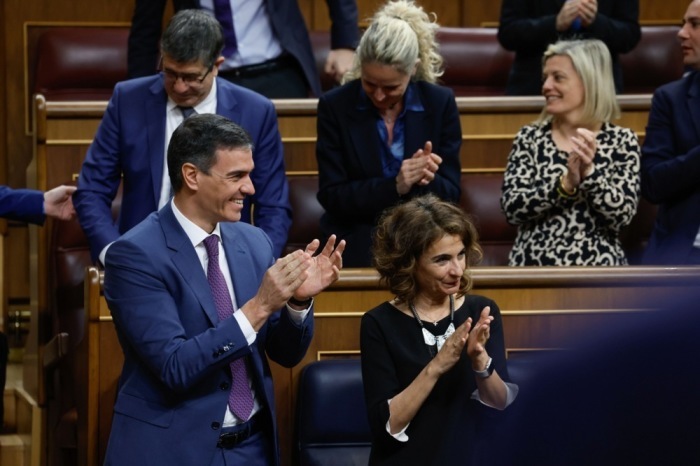 Der spanische Ministerpräsident Pedro Sanchez (L) und Abgeordnete der PSOE feiern die Verabschiedung des so genannten Amnestiegesetzes am Ende einer Plenarsitzung im Unterhaus in Madrid. Foto: epa/Zipi