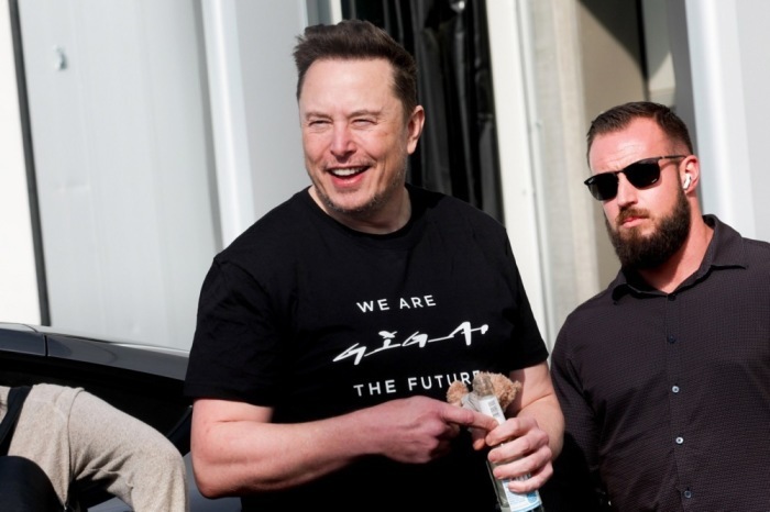 Tesla CEO Elon Musk besucht das Tesla-Elektroautowerk in Grünheide bei Berlin. Foto: epa/Filip Singer