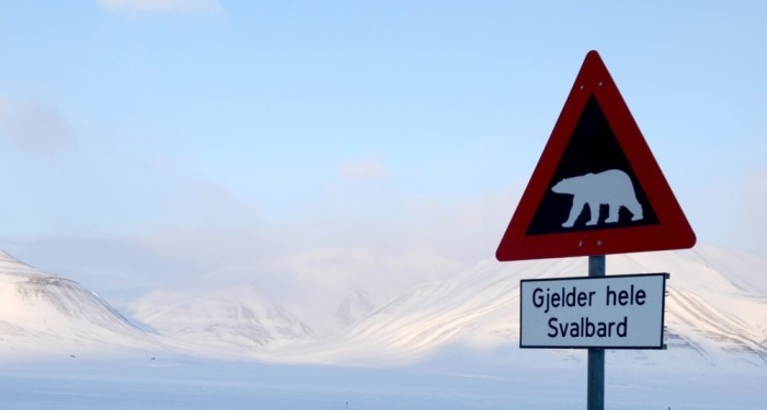 Ein Verkehrsschild, das vor den Gefahren durch überquerende Eisbären in Longyearbyen, Svalbard, Spitzbergen warnt. Foto: epa/Fredrik Ljone Holst