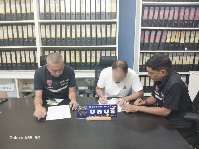 Einwanderungsbeamte befragen den festgenommenen Verdächtigen nach seiner Überstellung zur Dienststelle in Chonburi. Bild: TMN.TV
