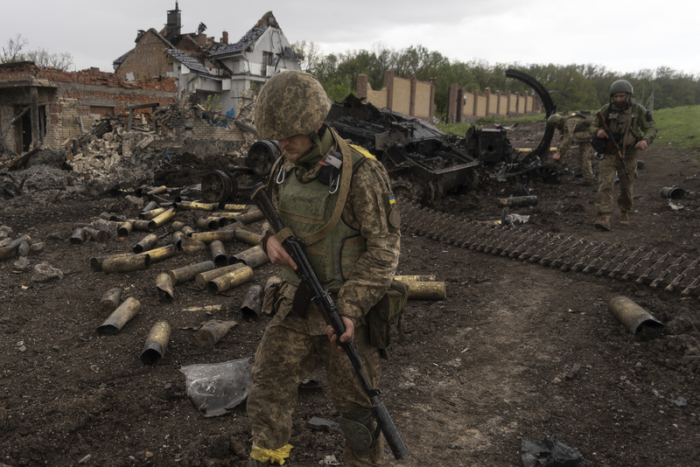 Ukrainische Soldaten patrouillieren in einem kürzlich zurückeroberten Dorf nördlich von Charkiw in der Ostukraine. Foto: Mstyslav Chernov