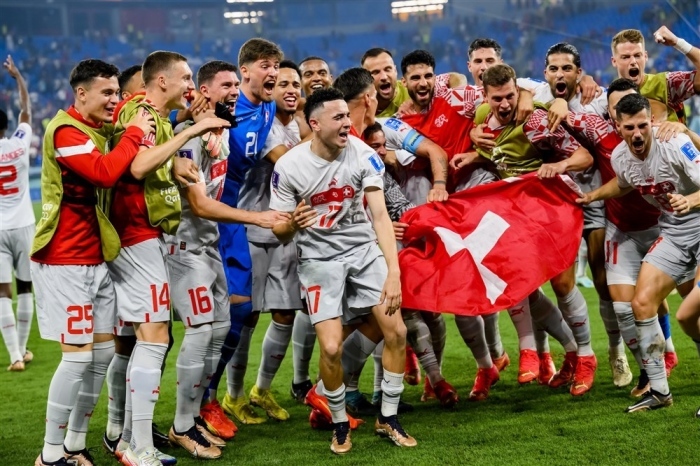 Fußballspieler der Schweiz feiern den Sieg und die Qualifikation für die FIFA Fußball-Weltmeisterschaft Katar 2022 in der Gruppe G. Foto: epa/Laurent Gillieron
